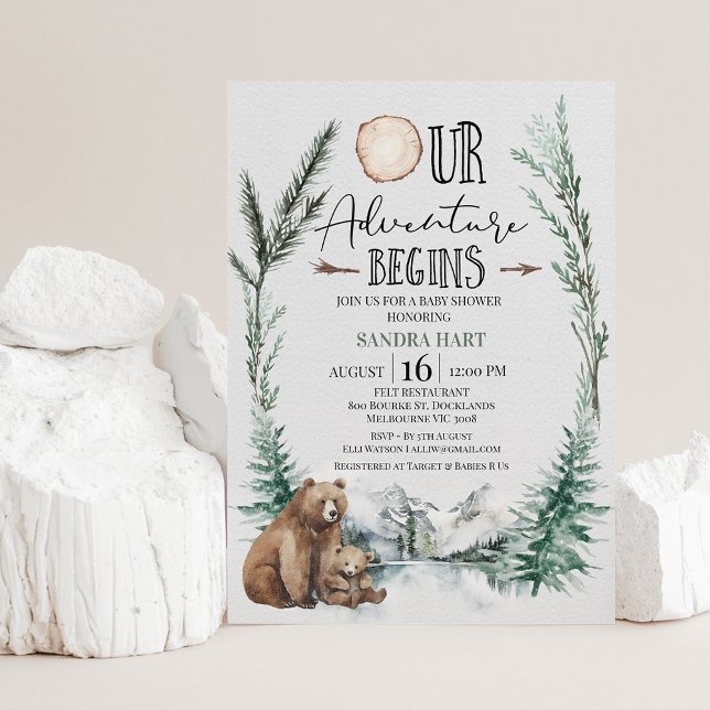 Wilderness Adventure fängt Bear Cub Babydusche an Einladung (Our adventure begins wilderness themed baby shower invitation featuring a bear and cub.)