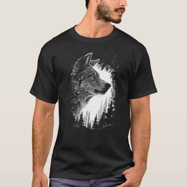Wilderness Wanderer, Monochrome Wolf in the Night  T-Shirt (Vorderseite)