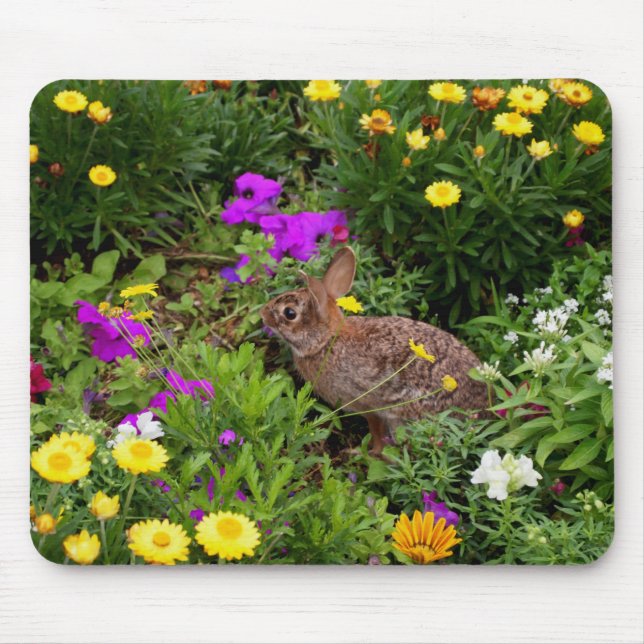 Wildes Kaninchen im Blumengarten Mousepad (Vorne)