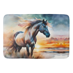 Wildes Pferd auf Grassy Düne bei Sonnenuntergang Badematte