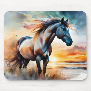 Wildes Pferd auf Grassy Düne bei Sonnenuntergang Mousepad