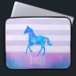 Wildes Pferd in Blau und Lila Wasserfarbe Laptopschutzhülle<br><div class="desc">Ein personalisierter Laptop-Ärmel mit einem hübschen Aquarellpferd in Blau und lila Farben. Laufen wild und frei. Set auf einem horizontalen,  lila gestreiften Hintergrund. Ein blau-rosa Wasserfarbenrand lag am Boden.</div>