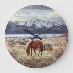 Wildes Pferd: Nevada Winterlandschaft. Große Wanduhr