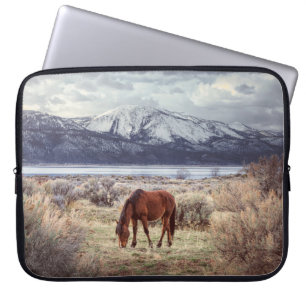 Wildes Pferd: Nevada Winterlandschaft. Laptopschutzhülle