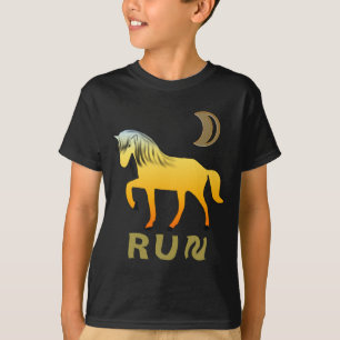 Wildes Pferd unter dem Goldenen Mond T-Shirt