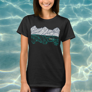 Wildes Schwimmen im offenen Wasser mit Bergen und  T-Shirt