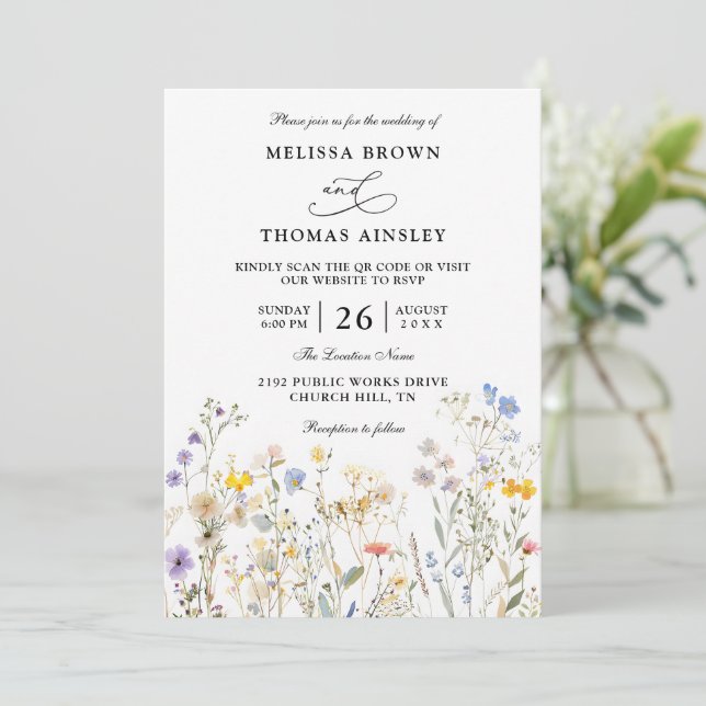 Wildflowers Elegant Modern Budget QR Code Wedding Einladung (Stehend Vorderseite)