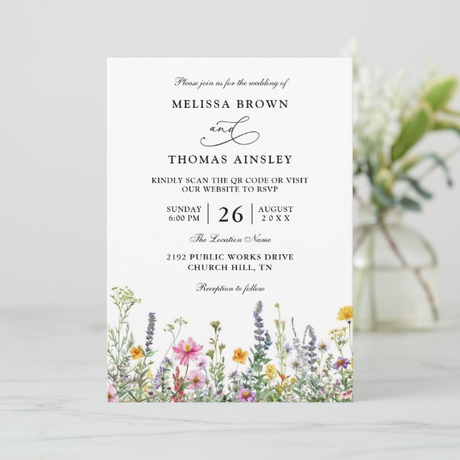 Wildflowers Elegant Modern Budget QR Code Wedding Einladung (Stehend Vorderseite)