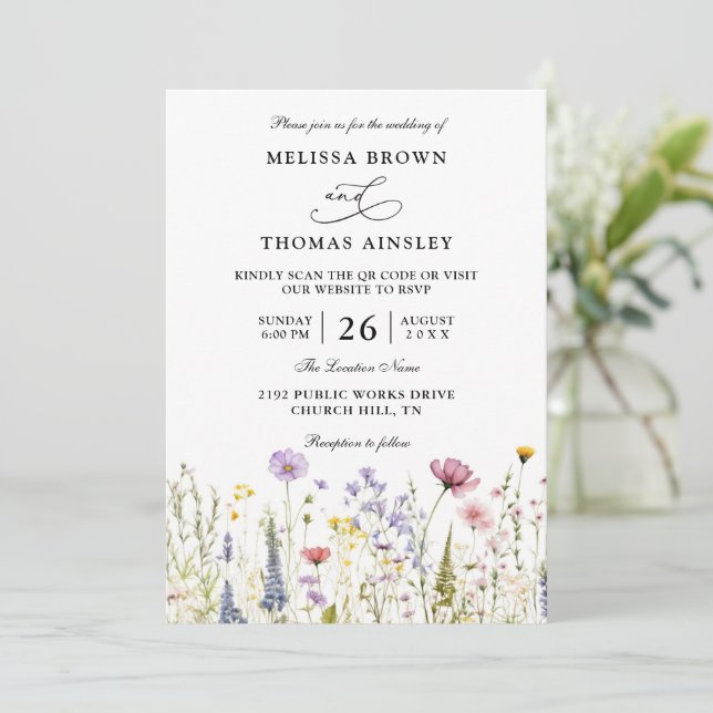 Wildflowers Elegant Modern Budget QR Code Wedding Einladung (Stehend Vorderseite)