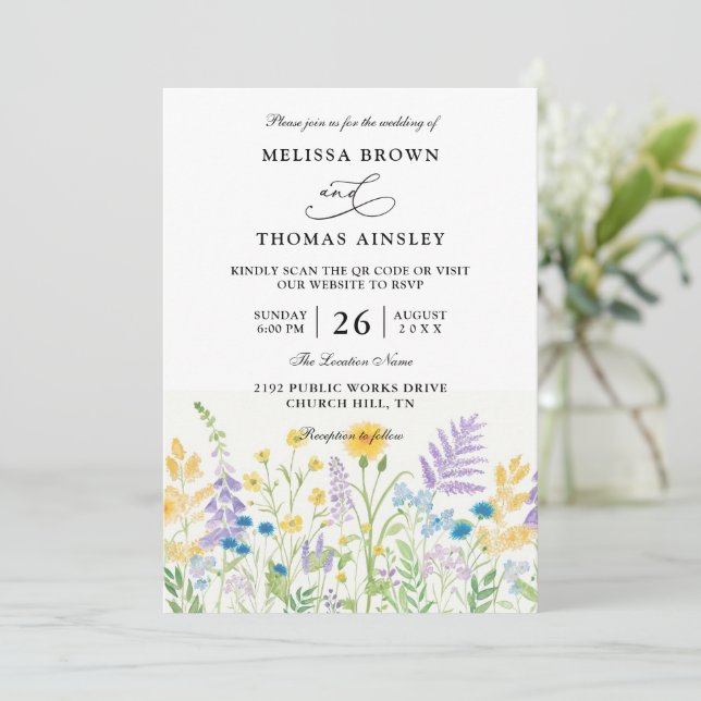 Wildflowers Elegant Modern Budget QR Code Wedding Einladung (Stehend Vorderseite)