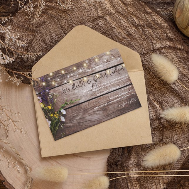 Wildflowers on Wood String Lights Rustic Wedding Einladung (Von Creator hochgeladen)