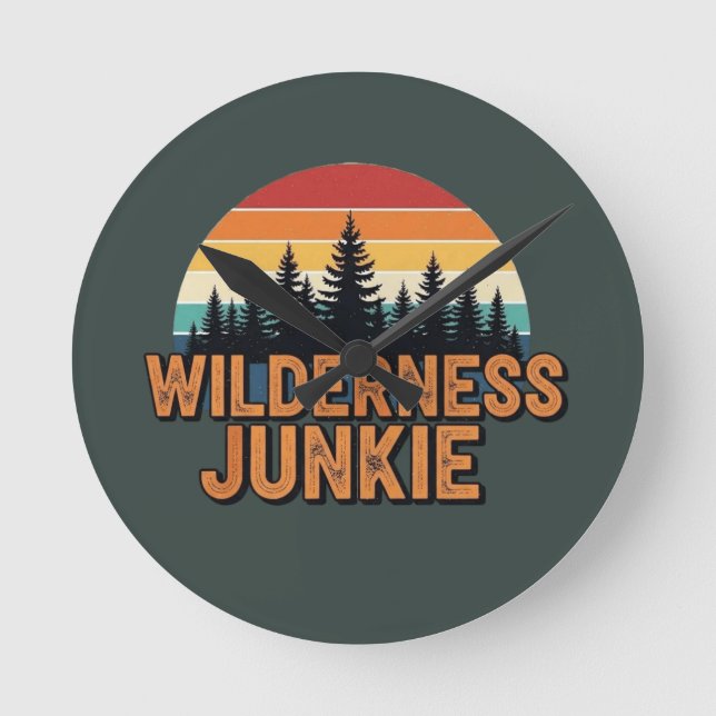 Wildness-Junkie-Retro-Design Runde Wanduhr (Vorderseite)