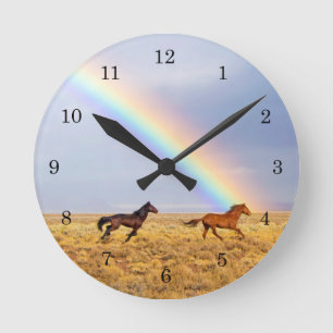 Wildpferde mit Regenbogen Runde Wanduhr