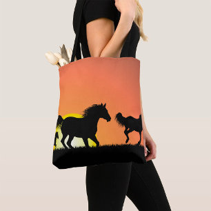 Wildpferde-Sonnenuntergangs-Silhouette
