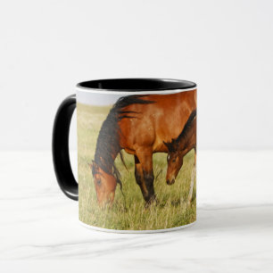 Wildpferdmutter und Fohlen beim Grasen Tasse