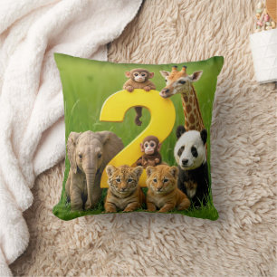 Wildtier-Babys mit einer Zwei Kissen
