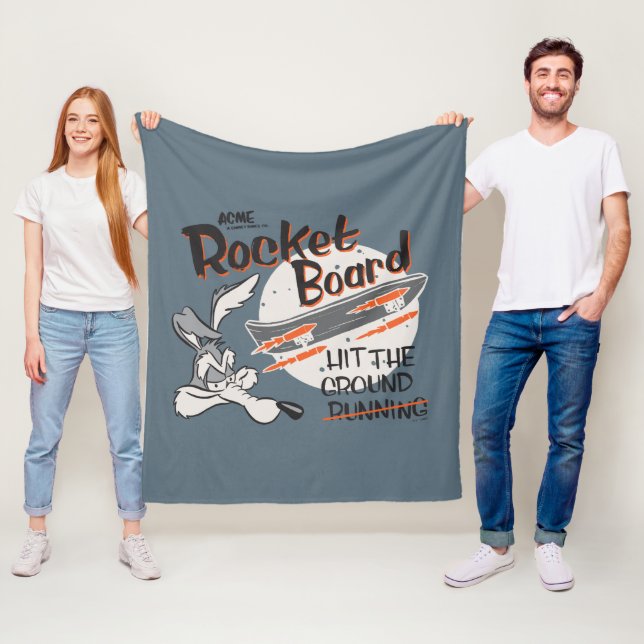 WILE E. COYOTE™ ACME Raketenskateboard Fleecedecke (Beispiel)