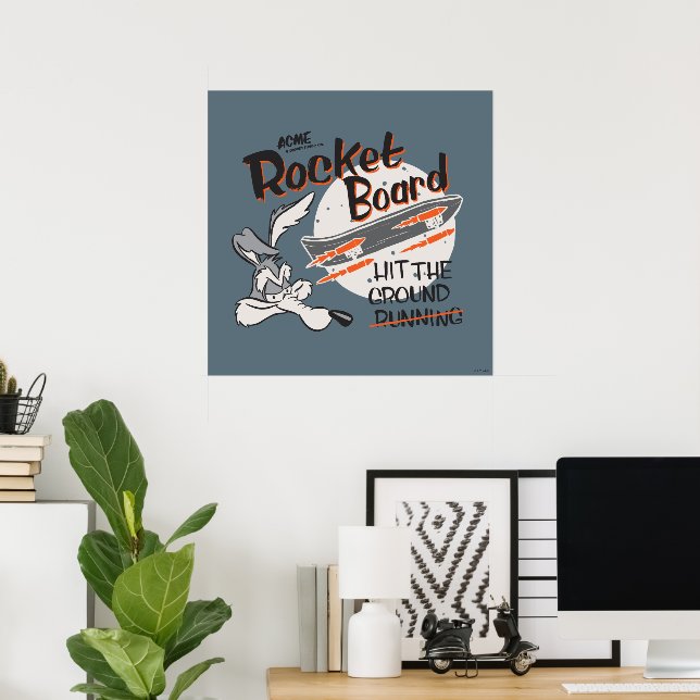 WILE E. COYOTE™ ACME Raketenskateboard Poster (Heimbüro)