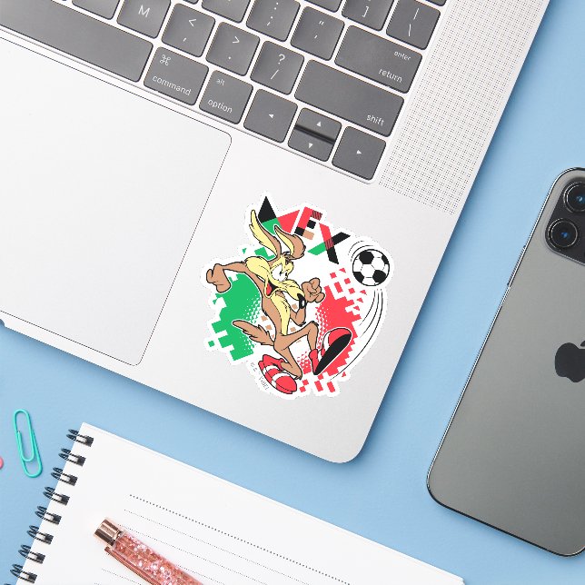 WILE E. COYOTE™ Team Mexico Soccer Graphic Aufkleber (Laptop mit iPhone)