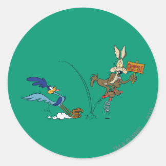 WILE E. COYOTE™ UND ROAD RUNNER™ Pogo Stick Runder Aufkleber