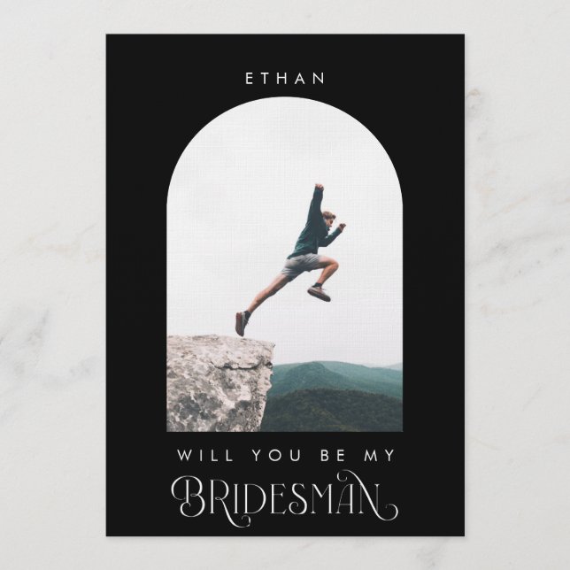 Will you be my Bridesman Minimal Photo Black Arch Einladung (Vorderseite)