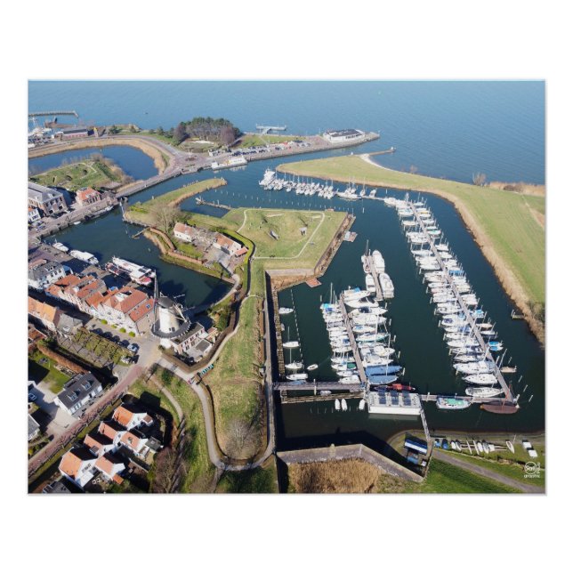 Willemstad in Nederland met moderne haven. Poster (Vorderseite)