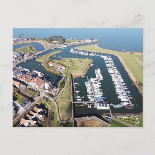 Willemstad in Nederland met moderne haven. Postkarte (Vorderseite)