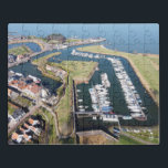 Willemstad in Nederland met moderne haven. Puzzle<br><div class="desc">Willemstad in Nederland met de moderne haven waar zeiljachten en motor jachten liggen voor pleziervaart en vrijetijd. Europese vesting stad met geschiedenis en populair bij toerisme. met in centrum de traditionele houten molen.</div>
