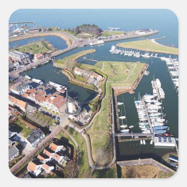 Willemstad in Nederland met moderne haven. Quadratischer Aufkleber (Vorderseite)