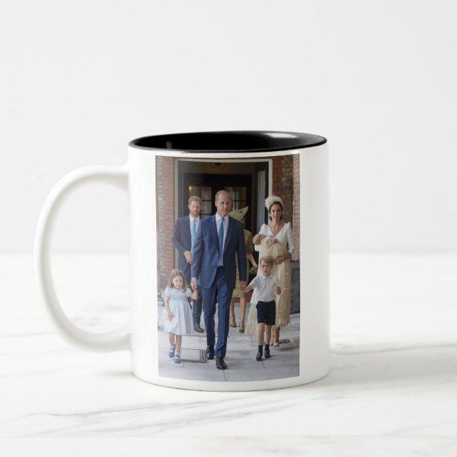 William, Kate und Kinder Zweifarbige Tasse (Links)