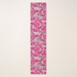 William Morris-Blumen-, pinkfarbenes rosa u. Schal<br><div class="desc">Langer Schal in einem Kunst Williams Morris Nouveau Textilmuster,  digital erhöht und - stylized Pfingstrosen und Blätter in den Schatten des tiefen pinkfarbenen Rosas,  des Burgunders und des Graphitgraus,  gegen ein helles silbernes Grau/einen grauen Hintergrund gefärbt</div>