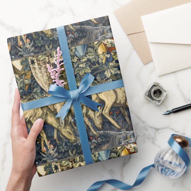 William Morris Deer and Shields in Verdant Realm Geschenkpapier (Schenken)