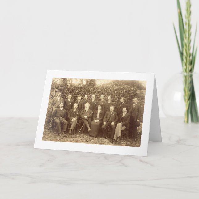 William Morris, fotografiert mit dem Personal bei Karte (Vorderseite)