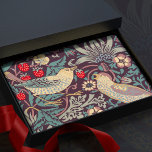 William Morris Strawberry Thief Tissue Paper Seidenpapier<br><div class="desc">William Morris Strawberry Diief Design. Fügen Sie Ihren Label-Text hinzu! William Morris war ein englischer Textil-Designer, Künstler, Schriftsteller und Sozialist, der mit der Pre-Raphaelite Brotherhood und British Arts and Crafts Movement assoziiert war. Er gründete eine Designfirma in Partnerschaft mit dem Künstler Edward Burne-Jones und dem Dichter und Künstler Dante Gabriel...</div>