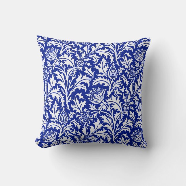 William Morris Thistle Damask White über Cobalt Bl Kissen (Vorderseite)