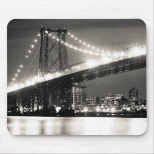 Williamsburg-Brücke in New York City nachts Mousepad