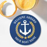 Willkommen an Bord des Bootes Name Anchor Gold Lau Runder Pappuntersetzer<br><div class="desc">Ein stilvolles nautisches Set aus Untersetzer mit Begrüßung an Bord und Ihrem personalisierten Bootsnamen,  Familienname oder anderen Wunschtexten. Ein speziell entworfener Bootanker mit goldfarbenen Lorbeertönen und einem Stern auf klassischem Marineblau oder passen die Grundfarbe leicht an Ihre aktuelle Dekoration oder Ihr aktuelles Thema an.</div>