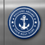 Willkommen an Bord des Bootes Name Anchor Sterne N Magnet<br><div class="desc">Ein stilvoller marineblauer blau-weißer Magnet mit einem eigenen nautischen Bootanker mit Sternen und Ihrem personalisierten "Welcome Bard" Text und Ihrem Bootsnamen oder anderen gewünschten Text. Passen Sie sie mit Ihrer bevorzugten Hintergrundfarbe und vielem mehr an. Macht ein großartiges Geschenk für jeden Anlass.</div>