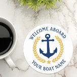 Willkommen an Bord Name Anchor Gold Laurel weiß Runder Pappuntersetzer<br><div class="desc">Ein stilvolles nautisches Set aus Untersetzer mit Begrüßung an Bord und Ihrem personalisierten Bootsnamen,  Familienname oder anderen Wunschtexten. Ein speziell entworfener Bootanker mit goldfarbenen Lorbeertönen und einem weißen Stern oder passen die Basisfarbe leicht an Ihre aktuelle Dekoration oder Ihr aktuelles Thema an.</div>