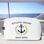 Willkommen auf dem Schiff Name Anchor Gold Laurel  Waschbeutel<br><div class="desc">Eine personalisierte, nautische Thema, Kosmetik, Pflege und Toilettenbeutel, um Ihnen Reiseartikel behalten organisiert und sicher. Dieses Design mit einem maßgeschneiderten Bootsanker mit goldfarbenen Lorbeerfisch-Blätter und einem goldenen Stern mit reichhaltigem Text wie "Welcome Abard" und Ihrem Namen oder Bootsnamen. Die Farben sind marineblau und gold auf weiß oder bearbeiten Sie das...</div>