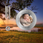 Willkommen Baby Foto Birthatistik Windspiel<br><div class="desc">Einfaches Foto auf beiden Seiten mit "Welcome Baby!" oder Text Ihrer Wahl,  zusammen mit dem Namen,  Geburtstag und Geburtsstatistik Ihres Kleinen. Diese machen großartige Festsakes und Geschenke für neue Eltern und Großeltern.</div>