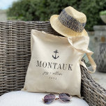 Willkommen bei der Hochzeit in Urlaubsort der Naut Tragetasche<br><div class="desc">Herzlich willkommen in Ihrer Hochzeit in Urlaubsort mit diesen schicken und modernen personalisierten Taschen. Das Design bietet eine nautische Ankerillustrierung in dunkelmarineblau mit dem Hochzeitsziel unten (mit Montauk, New York gezeigt) in klassischer Serifenschrift. Fügen Sie Ihre Namen in handgeschriebenen kursiven Skripten hinzu, sowie das Jahr. Die Farben können mit dem...</div>