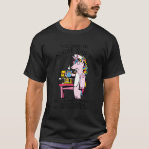 Willkommen bei der Nachtschicht, wo der Alltag Mon T-Shirt