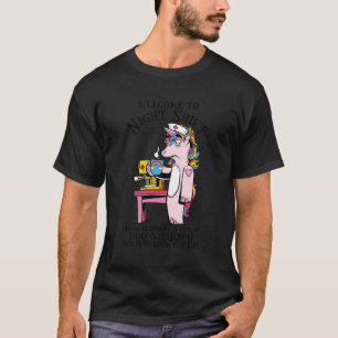 Willkommen bei der Nachtschicht, wo der Alltag Mon T-Shirt