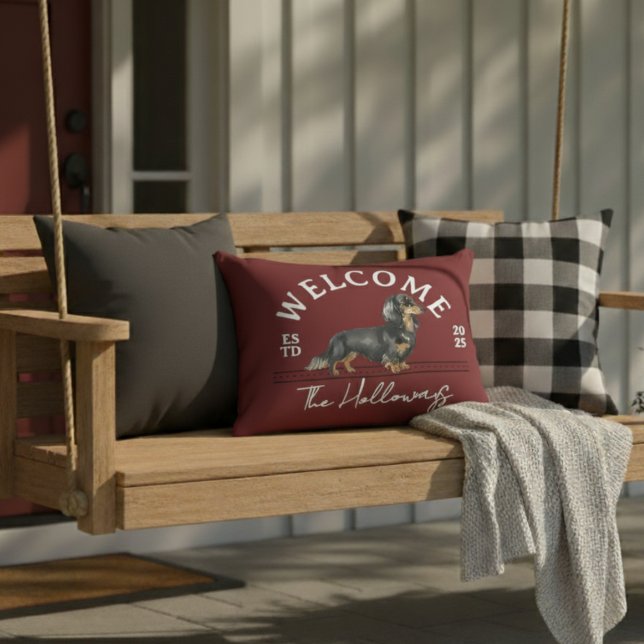 Willkommen bei Longhair Dackel Custom Familienname Dekokissen (Welcome guests to your home with this Longhair Dachshund Custom Family Name Welcome Throw Pillow!)