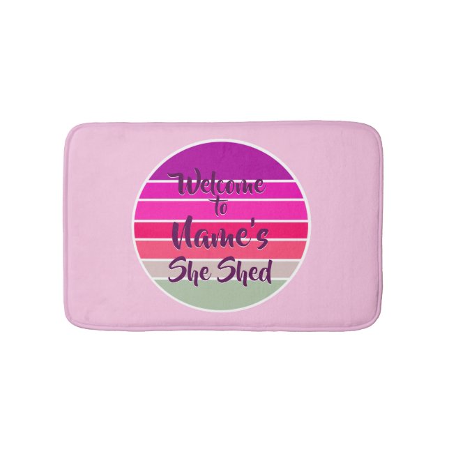 Willkommen bei Name's She Shed 20xx Retro Sunset Badematte (Vorderseite)