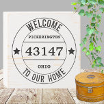 Willkommen bei unserem Zuhause Zip-Code Holzkisten Schild<br><div class="desc">Dieses einfache,  monochrome,  bedrückte weiße Holzkastenschild ist der perfekte Akzent für Ihre Zuhause oder Ihr Büro. Legen Sie es auf ein Regal,  einen Schreibtisch oder hängen Sie an der Wand! Personalisieren Sie es für ein unvergessliches Geschenk für den Haushalt. Das Design umfasst urheberrechtlich geschütztes Material von Cricut.</div>