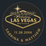 Willkommen bei Vegas Sign Black mit Gold Runder Aufkleber<br><div class="desc">Gönnen Sie sich einen Aufkleber oder Umschlag Aufkleber mit dem "Welcome to Fabulous Las Vegas" Zeichen in Imitaten Goldfolie. Klicken Sie auf Weiter,  um die Hintergrundfarbe,  den Schriftart und die Textfarbe zu ändern.</div>