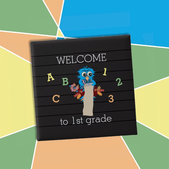 Willkommen beim Button der 1. Klasse (Welcome back-to-school blue owl button with grade level . )