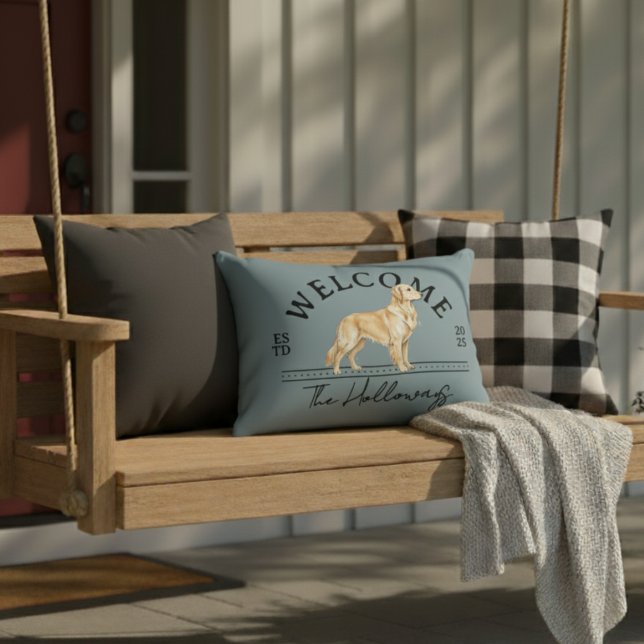 Willkommen beim Goldenen Retriever benutzerdefinie Dekokissen (Welcome guests to your home with this Golden Retriever Custom Family Name Welcome Throw Pillow!)